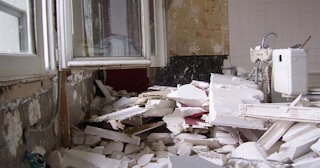 Демонтаж хрущевки в Михайловке - удаление старых полов и стен по выгодной цене от 1747 рублей.